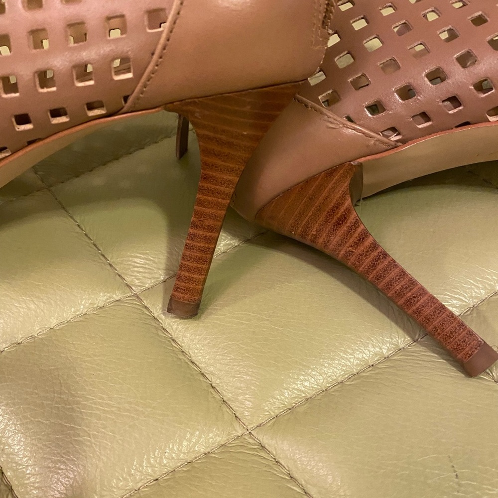 Tahari Ladies size 7 shoes - Worn maybe once or twice - heel to high for me! - Picture 4 of 4